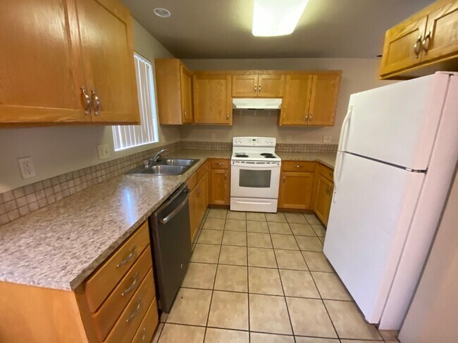 Building Photo - large 3 Bedroom 2.5 Bath Springfield duplex