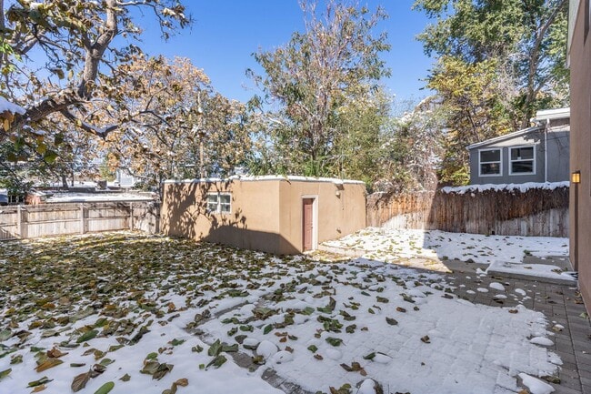 Building Photo - Beautifully updated 3 BR 3 bath Victorian home 7 blocks from Washington Park