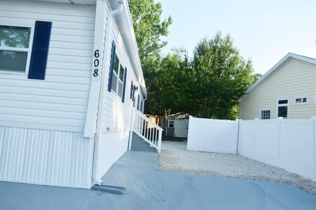 Building Photo - 608 River Village Dr