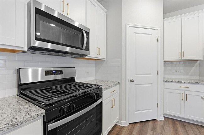 Building Photo - 825 Sun Grv Trl