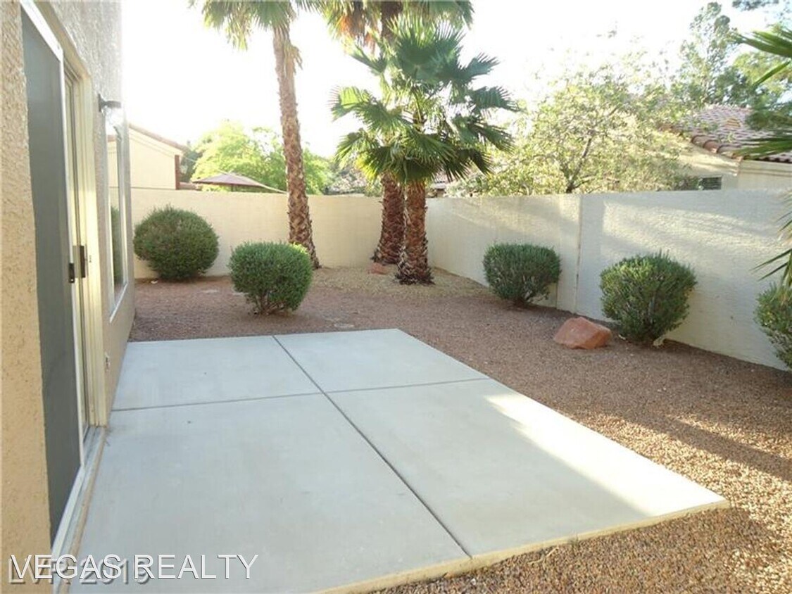 ✨ ¡Vida Estilo Resort en Sun City Summerlin! Oportunidad 55+ ✨ 💲 $328,000  | MLS #2744339 | 🏡 2 Recámaras | 2 Baños | 1,236 SqFt | ¡Amenidades de Lujo  y Patio, image size:1125x844