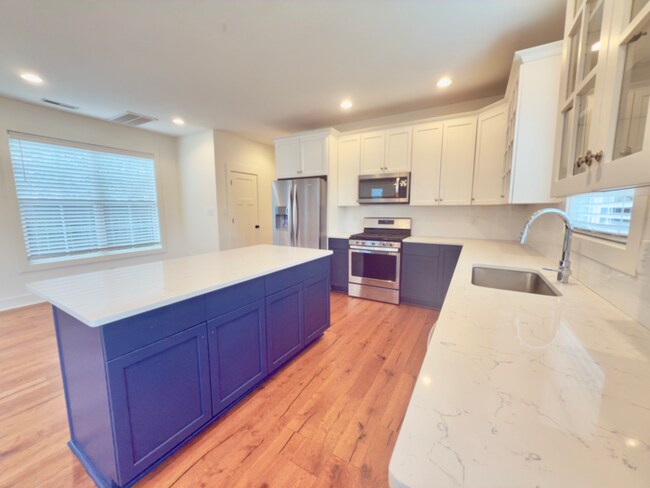 Foto del edificio - Beautiful 3 bed 3 bath WALKABLE to restaur...