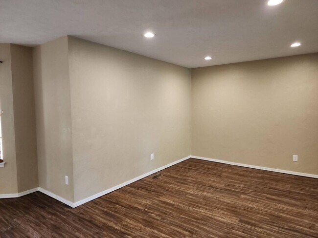 Foto del edificio - 1818 N Oakhill Rd