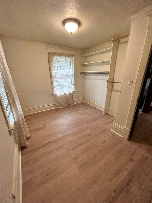 Building Photo - ! Available February !  4 Bed 2 Bath Cedar Falls Home