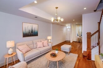 Building Photo - 314 14th Pl NE