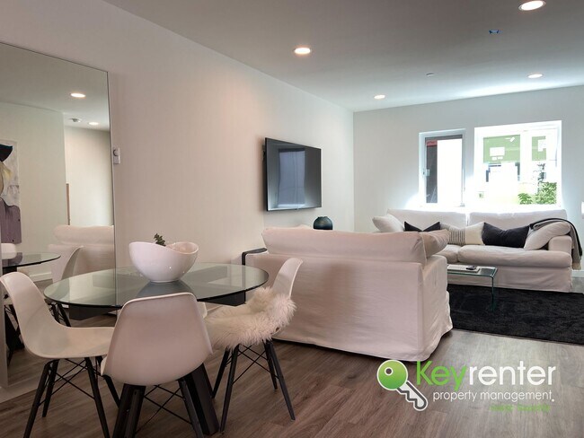 Foto del edificio - 4 Bedroom Seattle Townhome with Parking and Modern Finishes