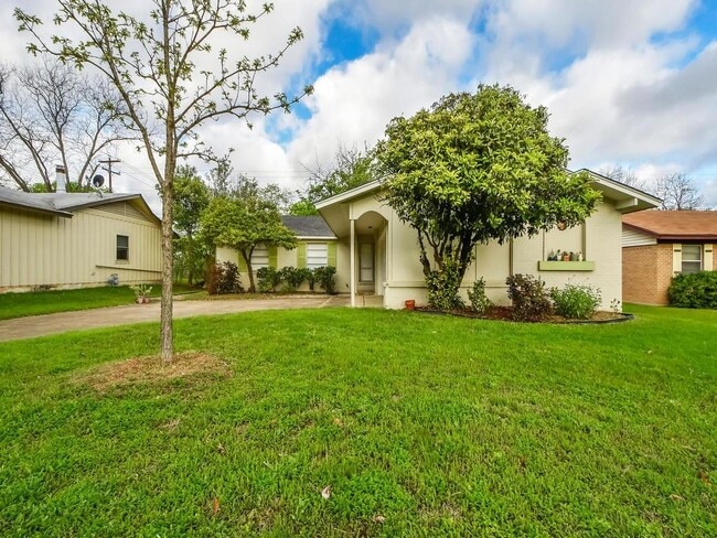 Building Photo - 8208 Stillwood Ln