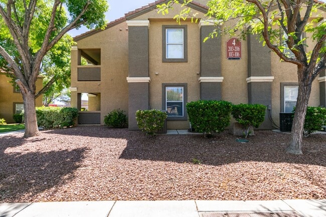 Building Photo - Beautiful 2Bed/2Bath First Floor Condo located in Silverado Ranch