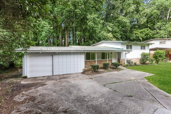 Building Photo - 2410 Ridgeway Dr