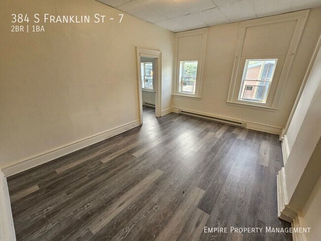Foto del edificio - 384 S Franklin St