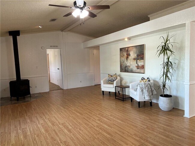 Foto del edificio - 1345 Lakeshore Dr