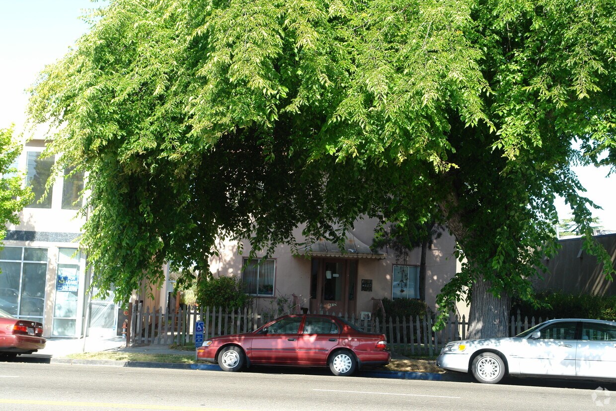Building Photo - 6617 Telegraph Ave