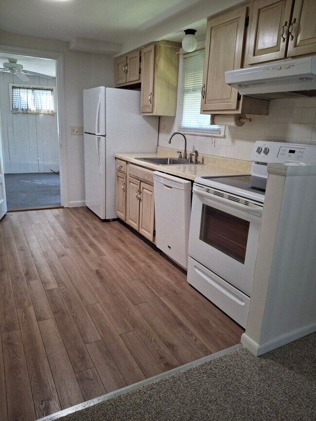 Foto del edificio - Charming 3-Bedroom Home with Backyard & Of...