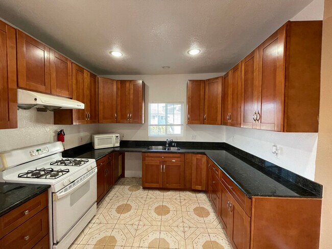 Building Photo - 925 53rd Ave