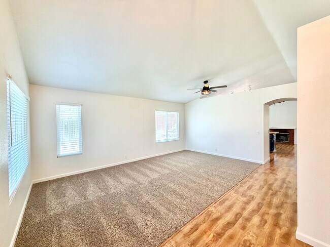 Foto del edificio - Cul-de-Sac 3 Bedroom 2 Bathroom Home with SOLAR, 3-Car Garage & LARGE Backyard