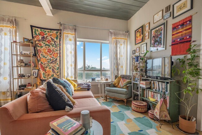 Foto del edificio - Bright 1 BR/1 BA Condo in 16th St Heights!...