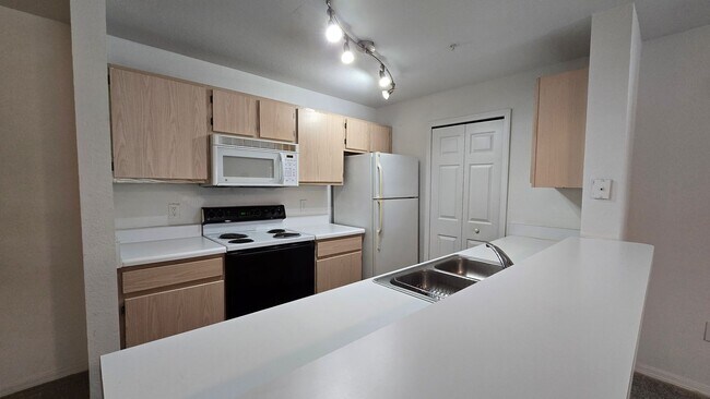 Building Photo - Spacious 2 Bed, 2 Bath Condo in Gated Comm...