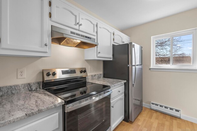 Building Photo - Newly Renovated 1 Bedroom Apartment
