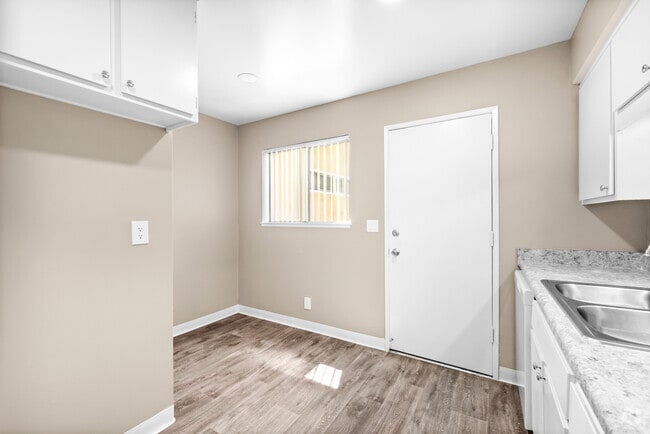 1BR, 1BA - 621SF - Nook - Reseda Village Green