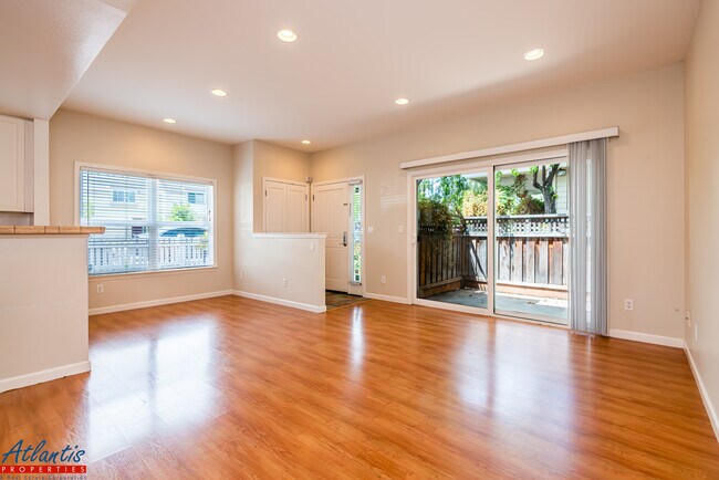 Building Photo - 722 Cottage Ct