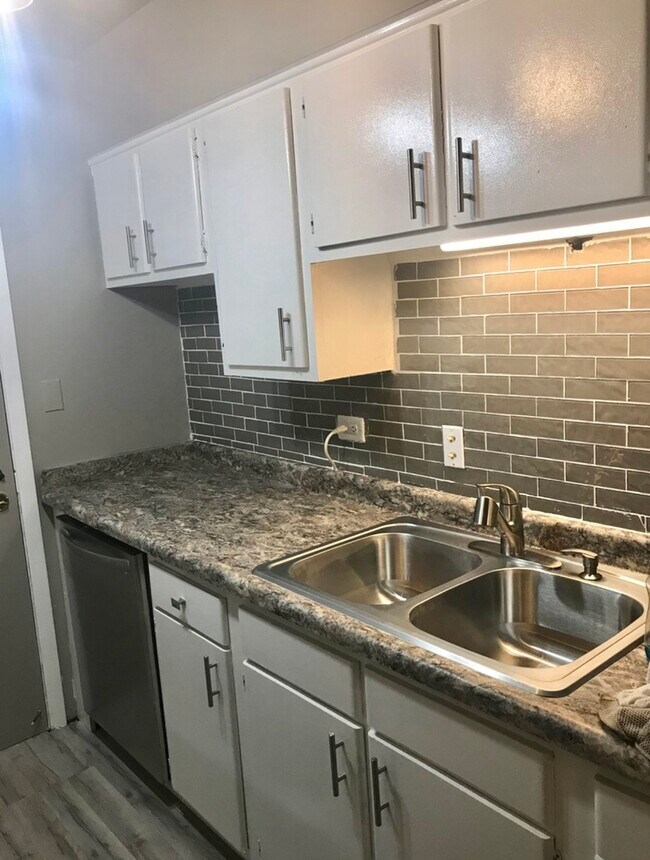 Foto del edificio - 903 Elder Rd