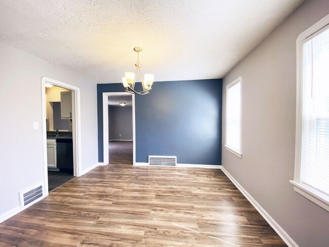 Building Photo - 4 Bed - 1 Bath Colonial for Rent!
