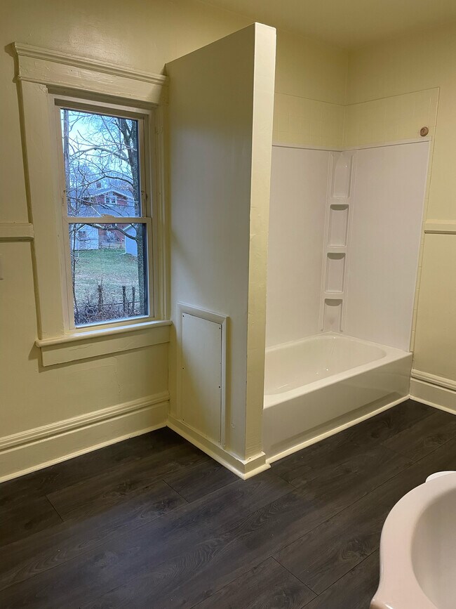 Foto del edificio - 889 N Main St