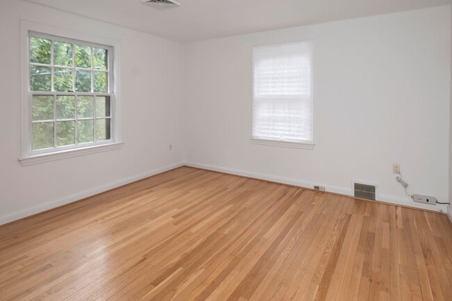 Building Photo - 6 E Chestnut St