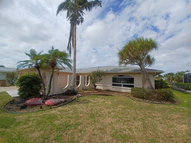 Building Photo - Newly Renovated Pool home, Direct Gulf Acc...
