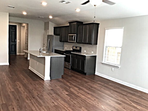 Foto del edificio - 8006 Cottage Rose Dr