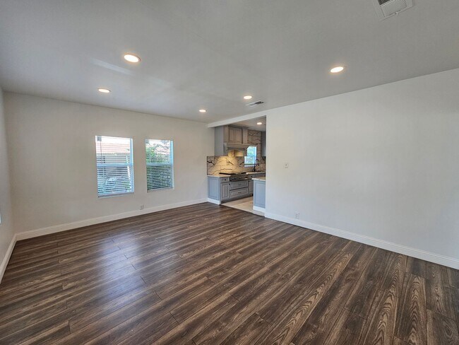 Building Photo - Recently renovated. Ready for immediate mo...