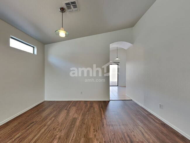 Foto del edificio - 12734 W Sweetwater Ave