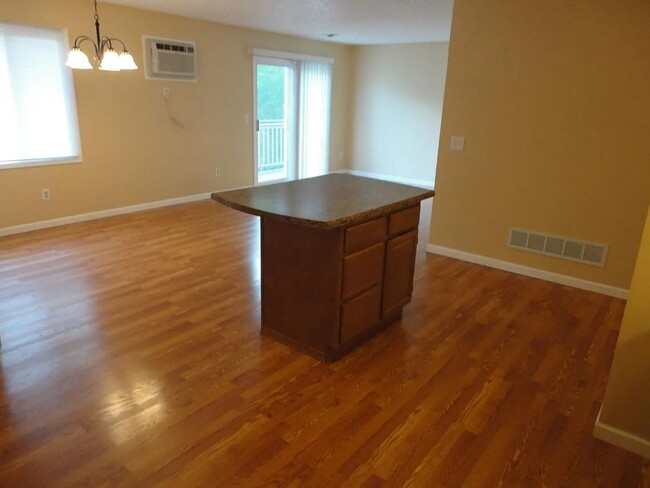 Building Photo - Nice 3 bedroom / 2 bath in Eagan, $1,650