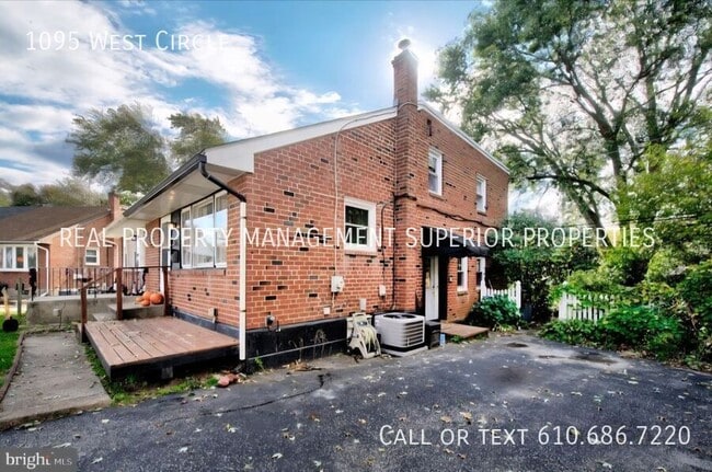 Building Photo - 1095 West Cir