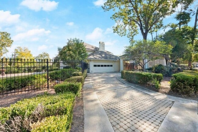 Building Photo - Grand 5BR Oasis with Courtyard & Outdoor K...