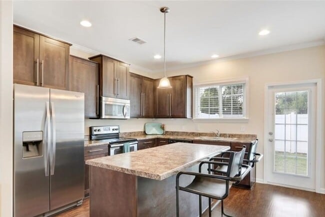 Building Photo - 207 Ventura Pl