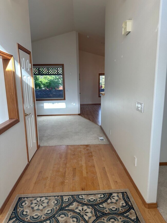 Building Photo - Beautiful Large Home in Ridgeview Estates