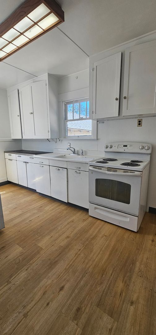 Building Photo - Charming Victorian Square Home – 4 Bed / 1 Bath – $2,200/Month