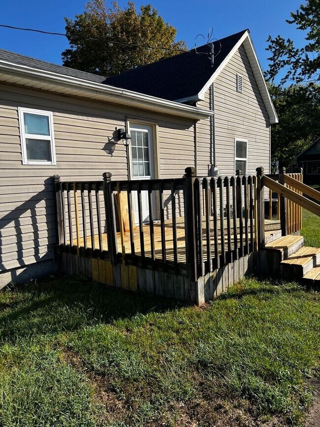 Building Photo - Cute 3 Bedroom Home