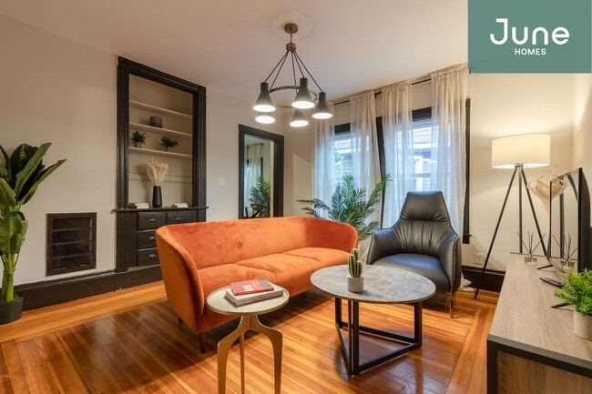 Building Photo - Queen room in 5-bed/2.0-bath Home