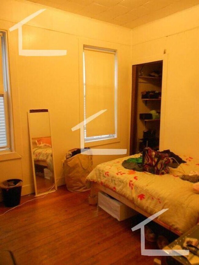 Building Photo - 3 Bedroom Close to BU West