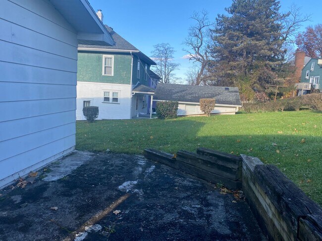 Building Photo - Downtown - 3 Bedroom House - Available 05/...