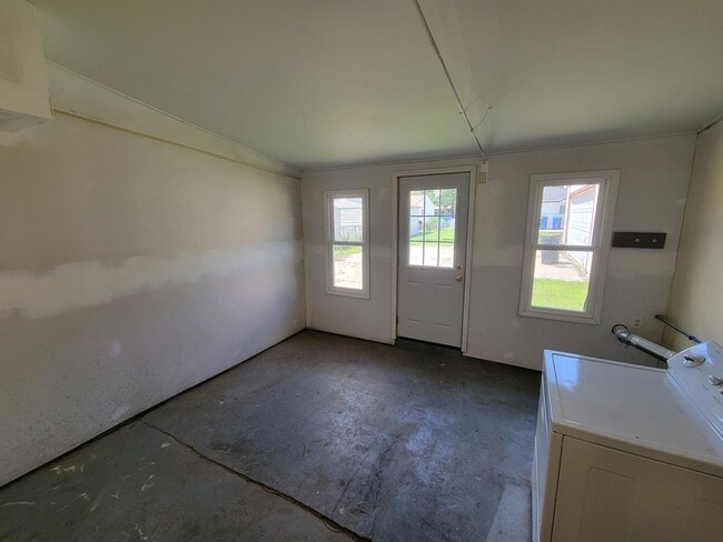 Building Photo - 3-bedroom house available now
