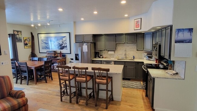 Building Photo - 910 Powder Valley Rd