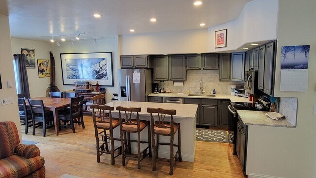 Foto del edificio - 910 Powder Valley Rd