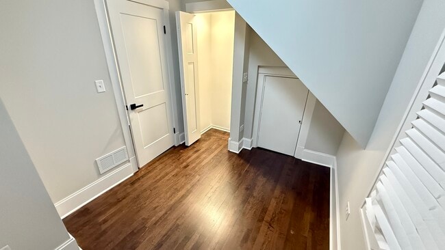 Foto del edificio - 5942 W Eastwood Ave