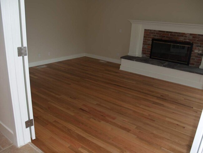 Building Photo - Charming 3 Bedroom Harbor View Home