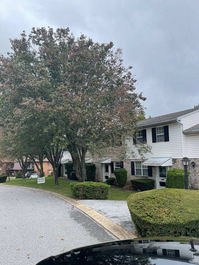 Building Photo - 637 Green Meadows Dr