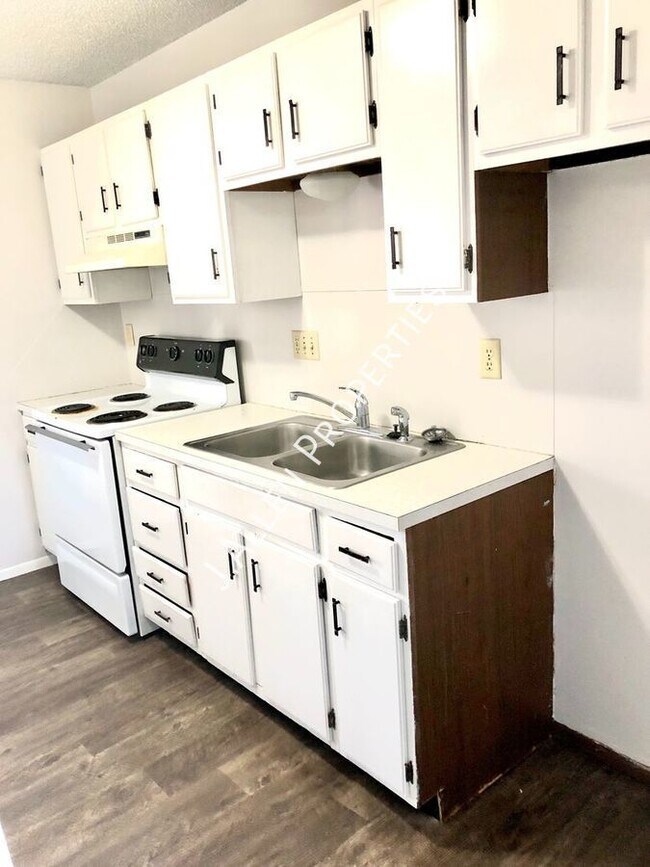 Building Photo - Spacious 2 bed