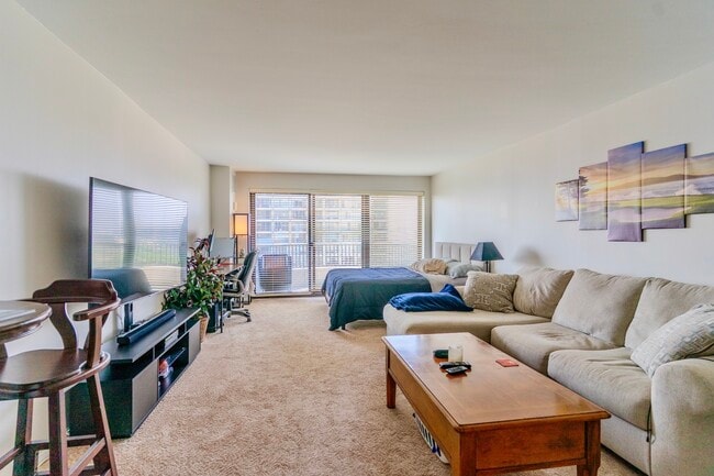 Building Photo - 2020 N Lincoln Park W